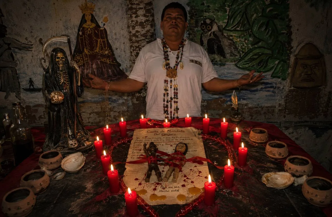 Ritual espiritual con velas rojas y altar